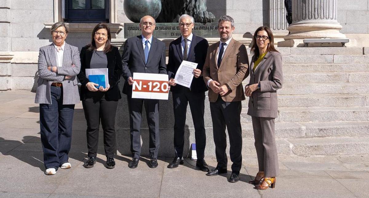 Los diputados del PP por Ourense y Lugo,  ante el Congreso de los Diputados.  | FDV