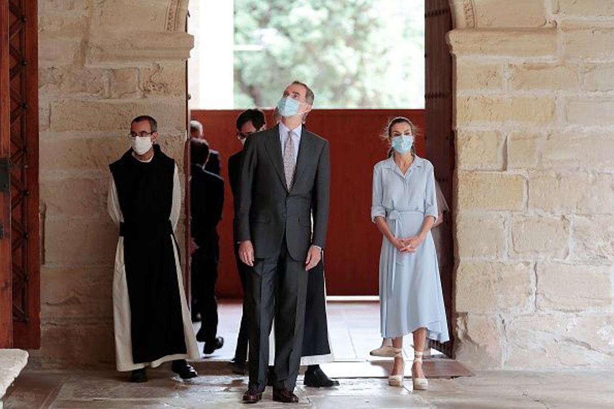 Los Reyes Felipe VI y Letizia recorren el monasterio de Poblet con el abad del monasterio de Poblet, Octavi Vilà, en Vimbodí (Tarragona)