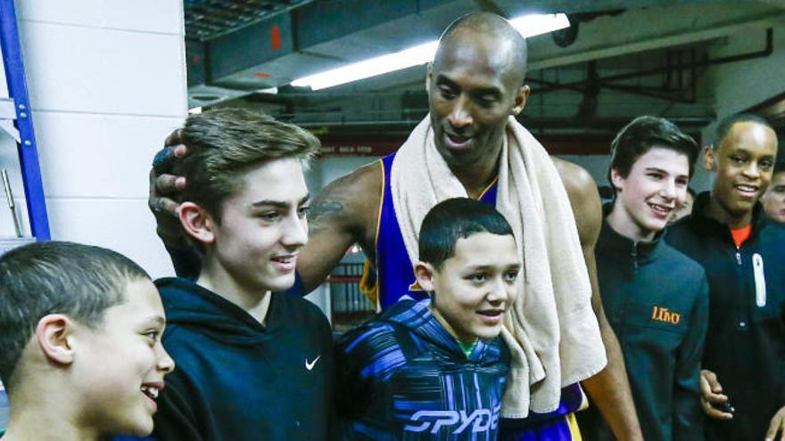 Kobe Bryant, con jóvenes aficionados tras un encuentro reciente.