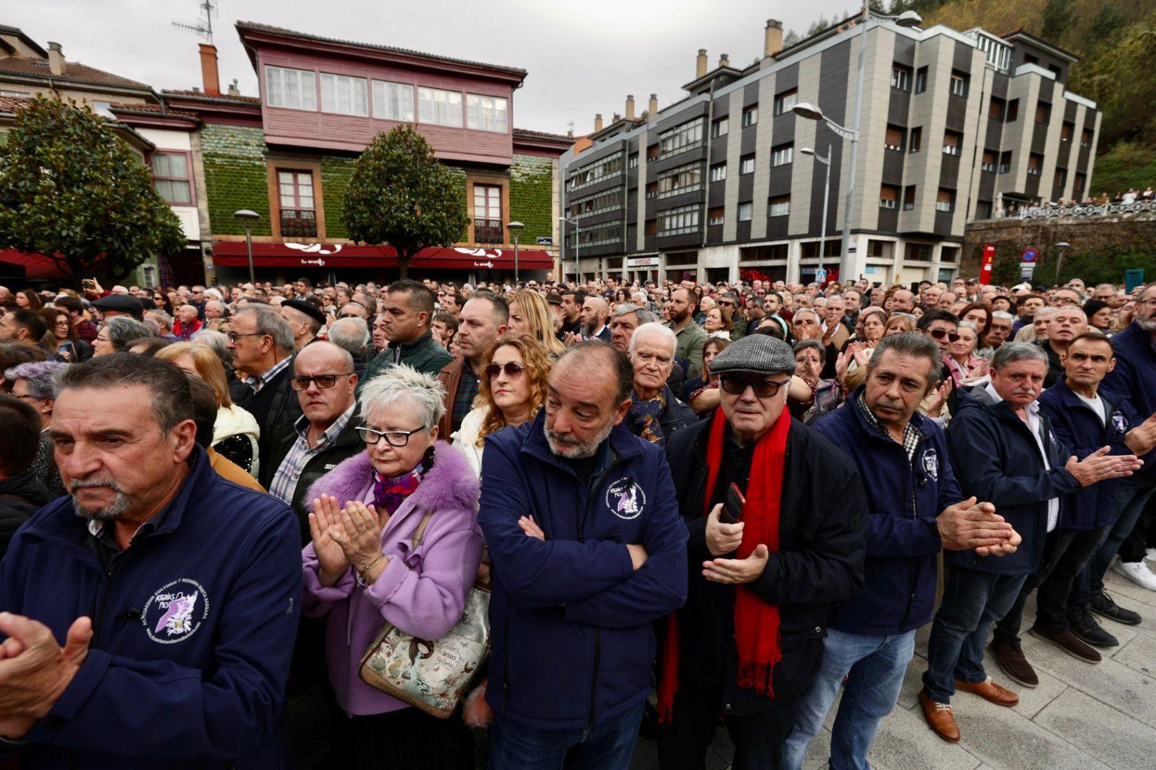 EN IMÁGENES: Mieres se echa a la calle para despedirse de su Alcalde, Aníbal Vázquez