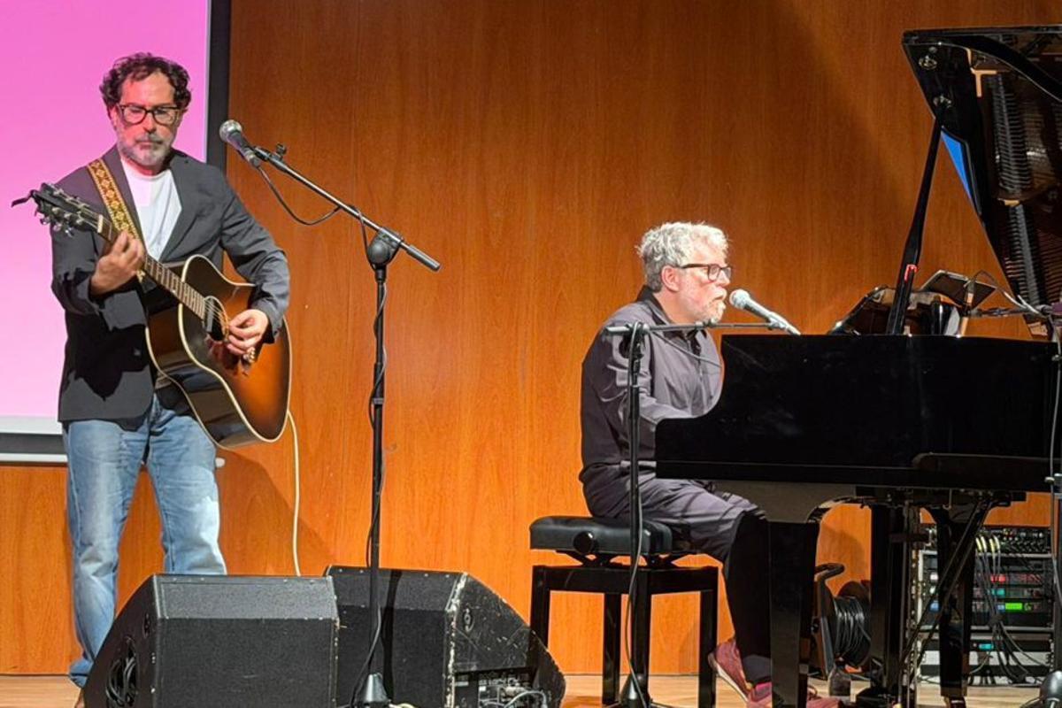 Amaro e Iván Ferreiro, durante su actuación en el auditorio de Nigrán. | FDV