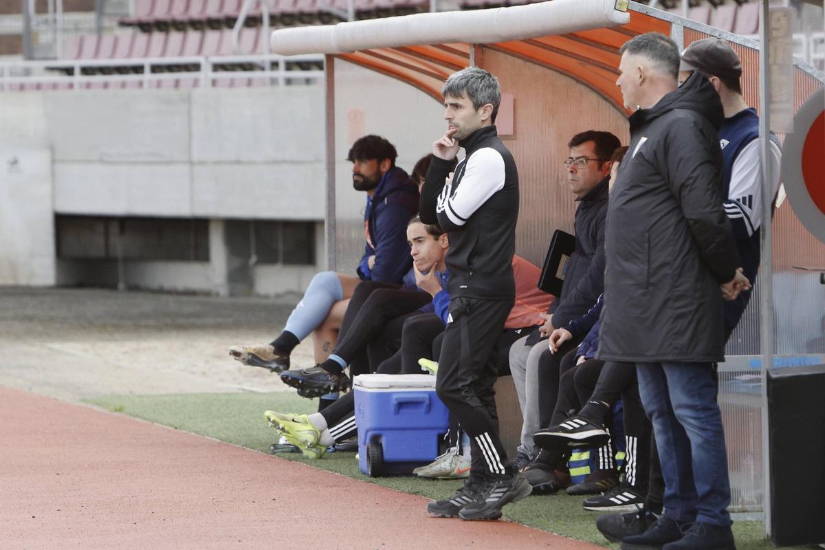 Vecho Ríos, segundo entrenador del Compostela, durante el partido ante el Alondras.