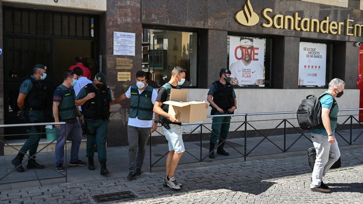 Los agentes de la Guardia Civil y Inspección de la Agencia Tributaria salen del edificio de la oficina Extrem Petrol tras el registro.