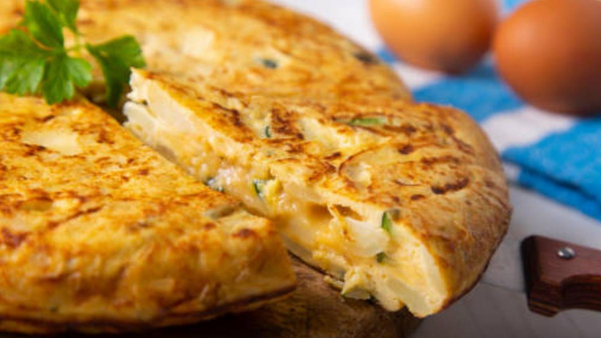 Cómo dar la vuelta a la tortilla de patata con éxito?