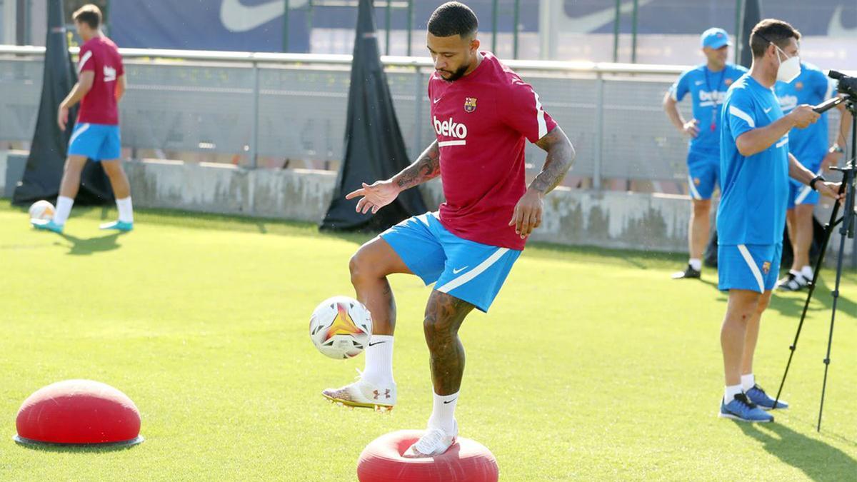 Así ha sido el primer entrenamiento de Memphis Depay como jugador del Barça