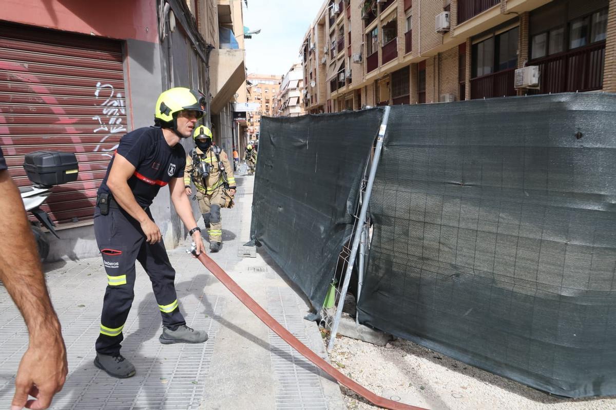 Una fuga de gas obliga a paralizar de nuevo las obras en la calle Pintor Otilio de Alicante