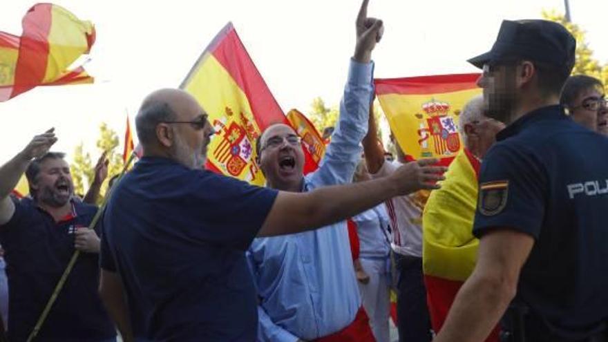 Moments de tensió a l&#039;exterior del pavelló on es va celebrar l&#039;acte de Podem a Saragossa.