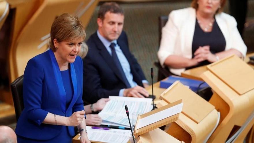 Sturgeon aplaza el referéndum independentista de Escocia