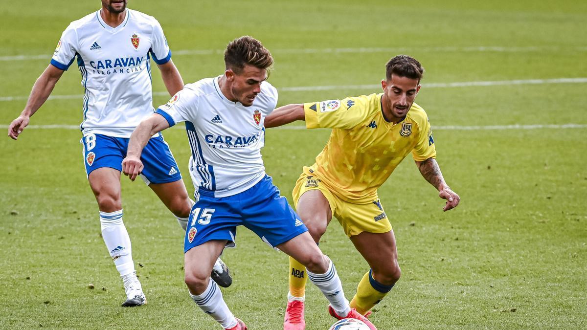 Pep Chavarría, exlateral del Real Zaragoza, en una disputa de balón con un jugador del Alcorcón