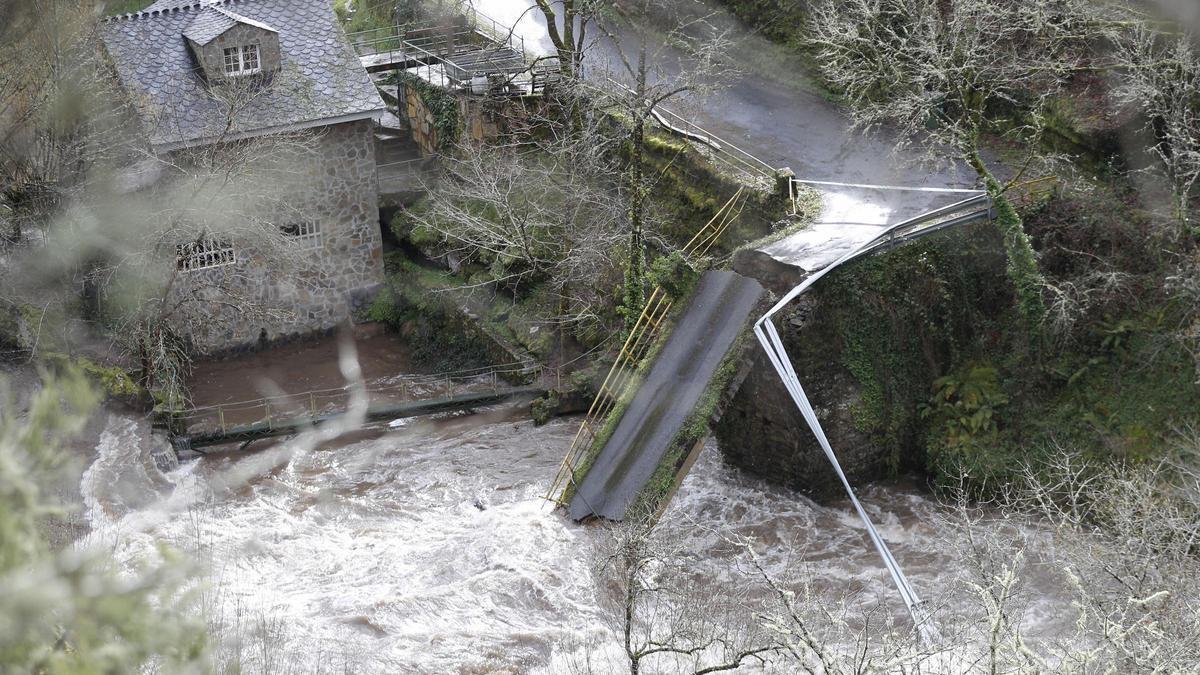 Puente derrumbado en Navia de Suarna (Lugo) a causa de la borrasca.