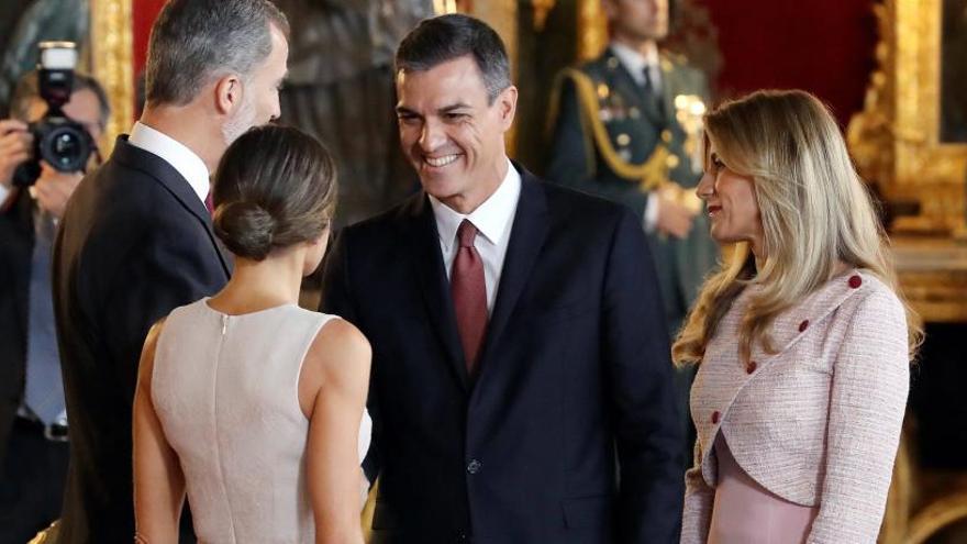 Pedro Sánchez saluda a los Reyes.