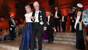 El rey Carlos Gustavo XVI de Suecia asiste acompañado al banquete de los premios Nobel en la edición de 2022. 