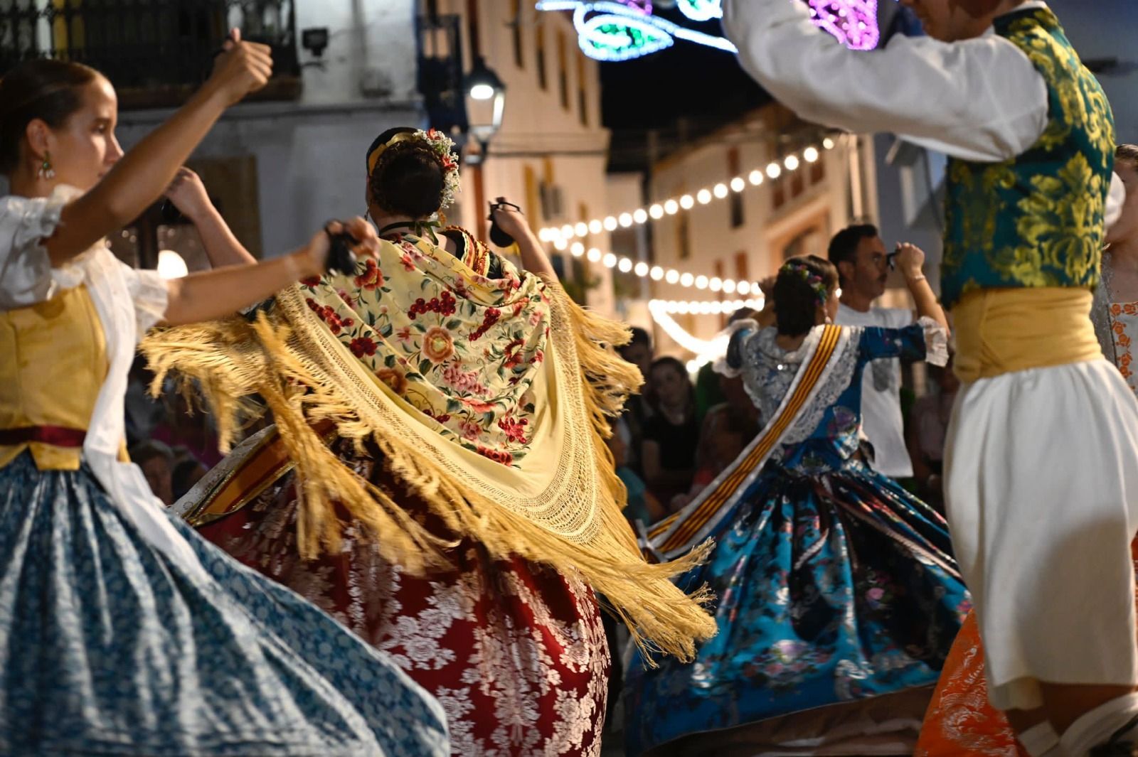 Flores para honrar a la Mare de Déu en La Nucia