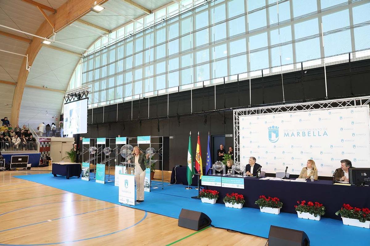 Momento del sorteo para la adjudicación provisional de 84 viviendas de protección oficial en San Pedro Alcántara