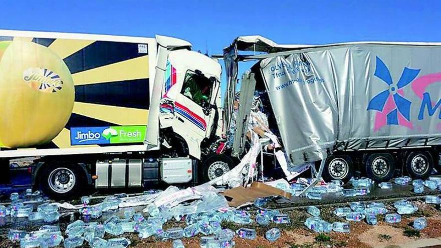 Un choque de camiones corta varias horas la A-23