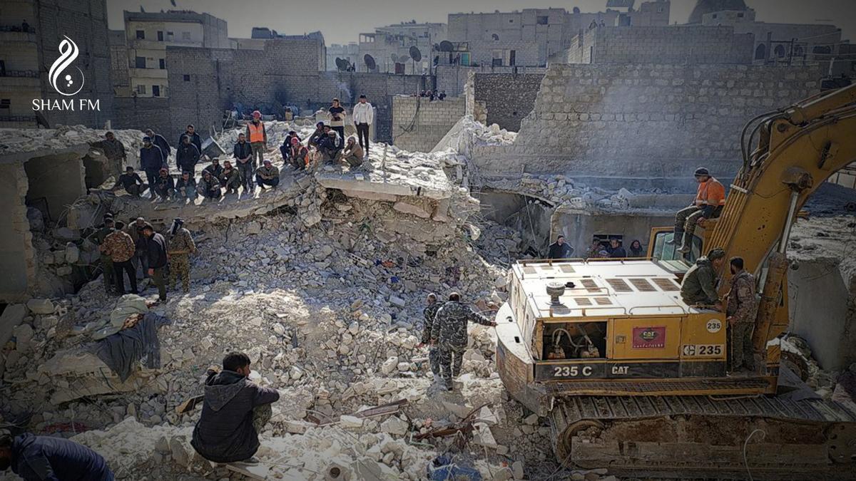 Al menos 18 personas han fallecido en el colapso de un edificio en Alepo (Siria) este domingo.