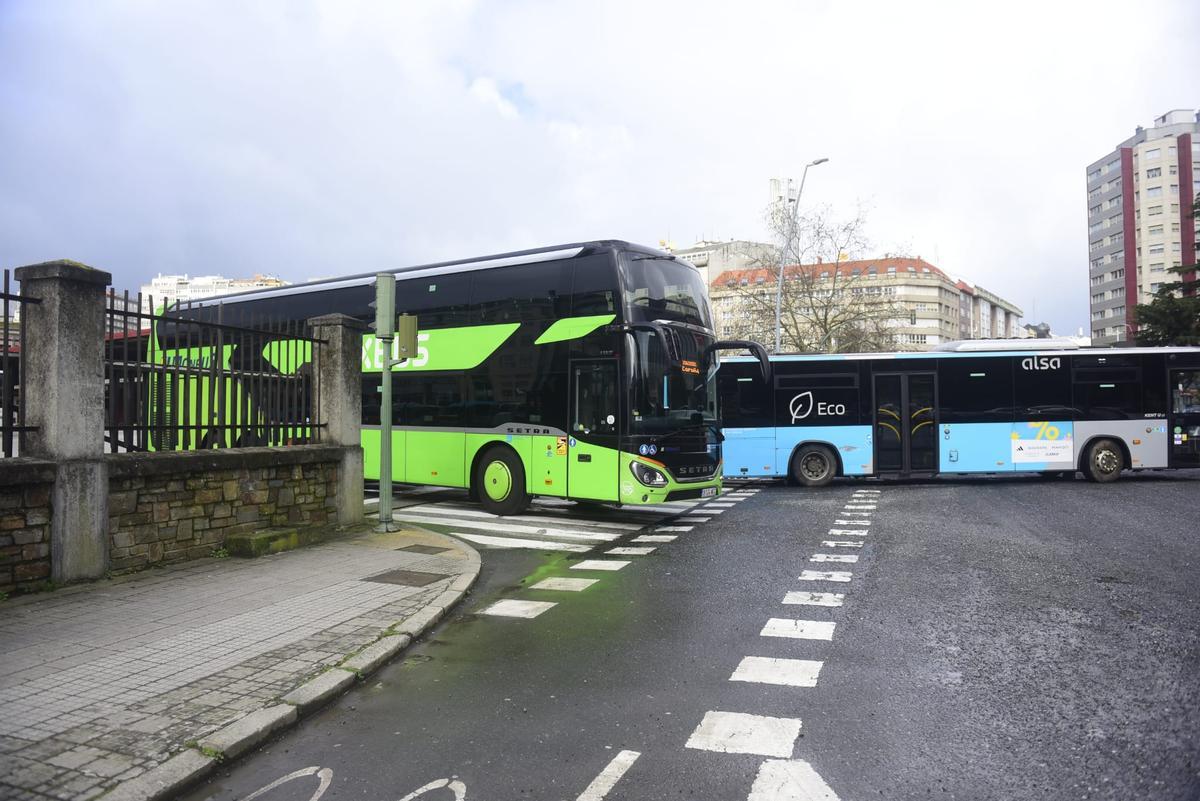 Los buses interurbanos entran y salen de la estación de A Coruña tras quedar suspendida la huelga indefinida del transporte a la espera de un acuerdo entre sindicatos.