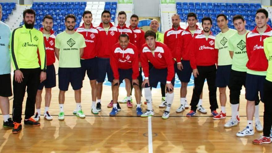 La plantilla del Palma Futsal, ayer en Son Moix tras el entrenamiento.