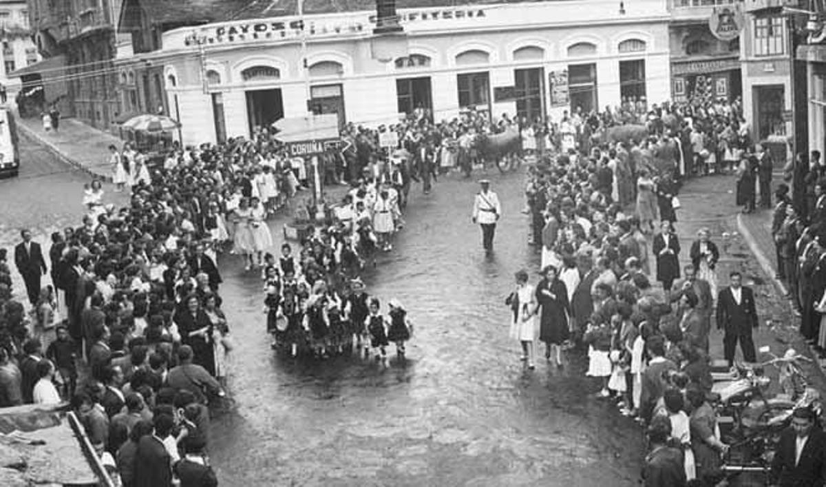 Un policía local durante un festejo, en Luarca.