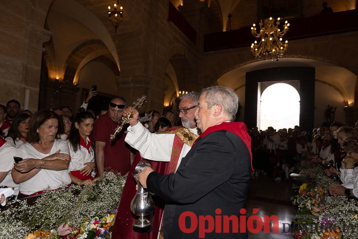 Bandeja de flores y ritual de la bendición del vino en las Fiestas de Caravaca