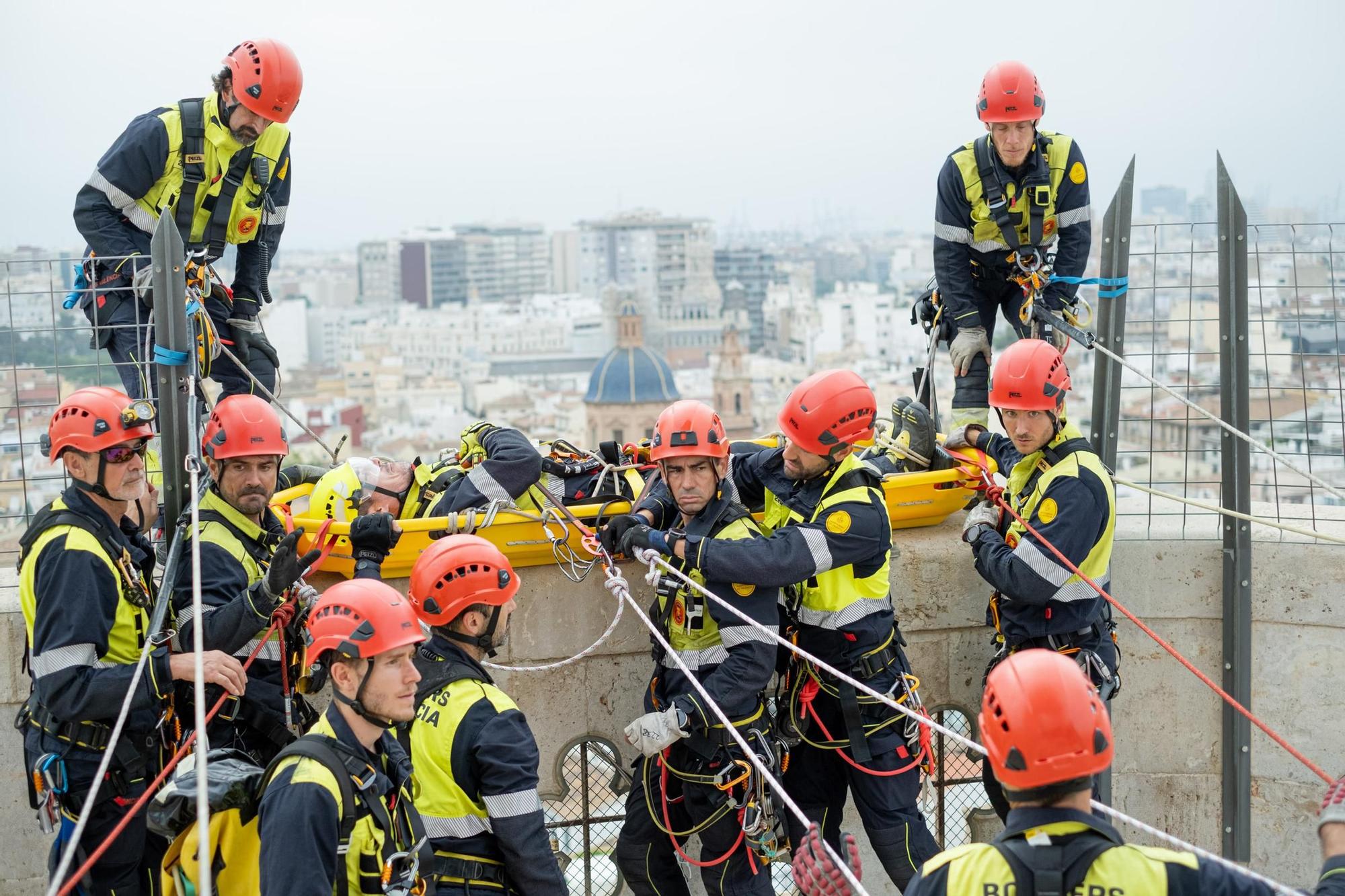 Una camilla sobrevuela el Micalet