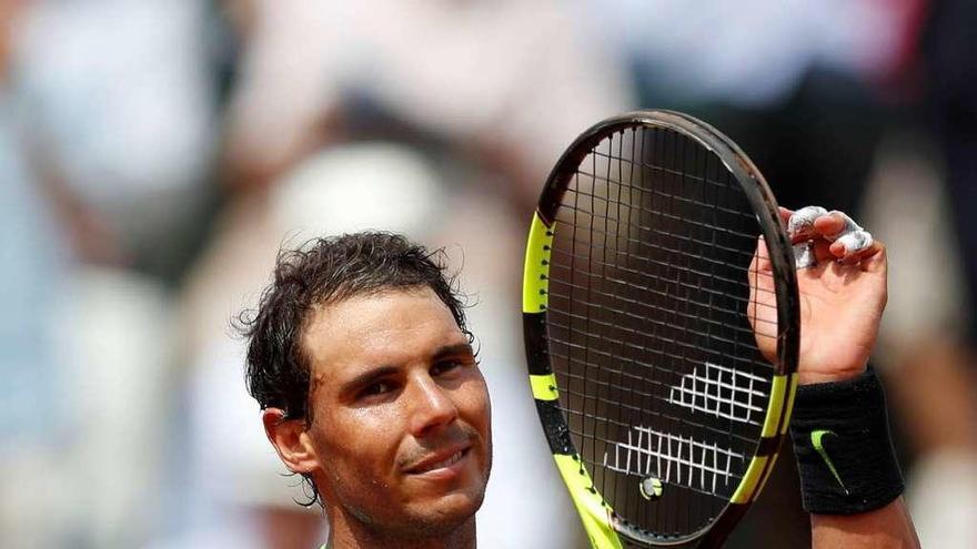 Rafa Nadal saluda al público tras su triunfo ante Paire en Roland Garros.