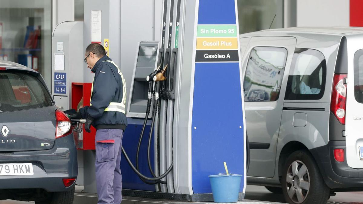 Un trabajador de una estación de servicio suministra gasolina a un coche. |   // MARTA G. BREA