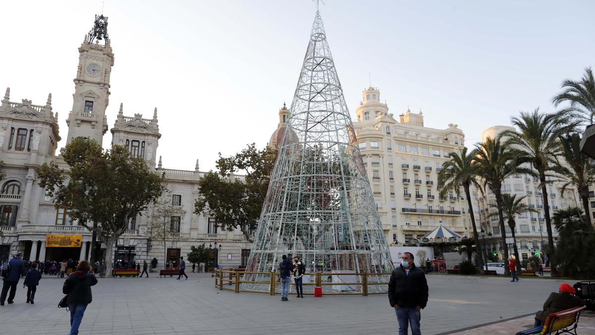 Preparativos navideños en la plaza del Ayuntamiento de València.