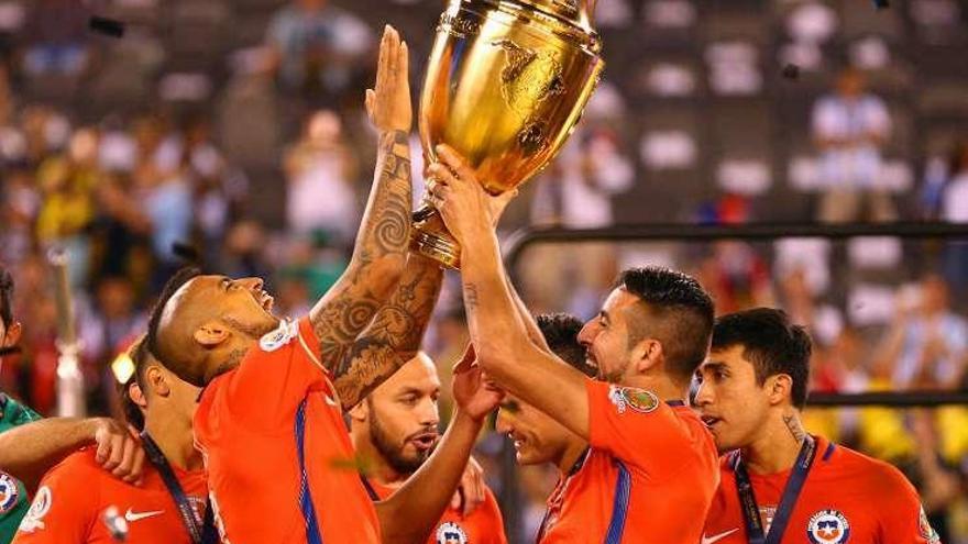 Los jugadores chilenos celebran el título.