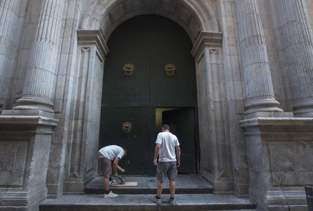 El Cabildo restaura el portón lateral, que data del siglo XVII