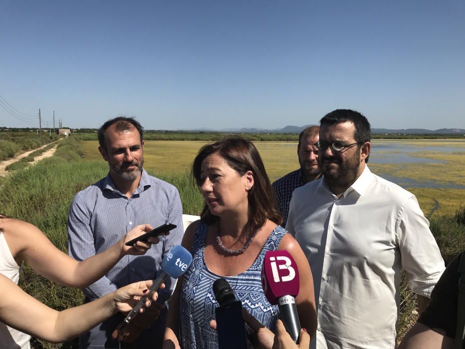 La presidenta Francina Armengol y el conseller Vicenç Vidal visitan el nuevo parque natural de es Trenc