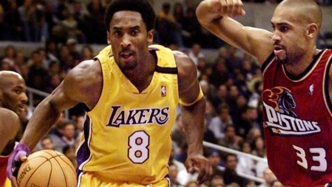 Kobe, con el dorsal 8 a la espalda, se convirtió pronto en una estrella de la NBA