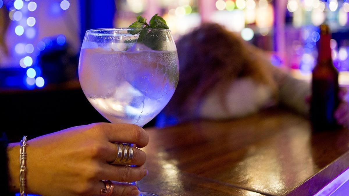 rjulve28046109 barcelona 05 12 2014 gin tonic  licores alcohol en un bar pa181026192604