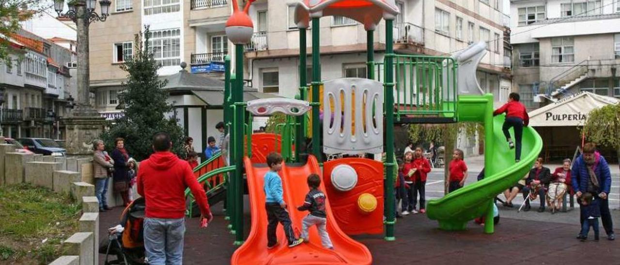 El parque de la Praza do Mercado ofrece pocos columpios para la alta demanda. // Bernabé/Cris M.V.