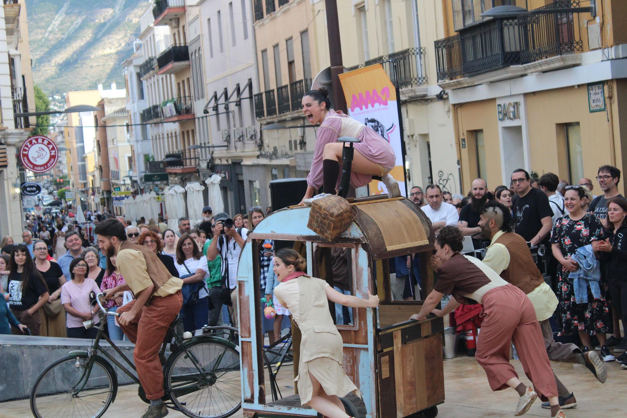 Calles en danza (y baile) en Dénia