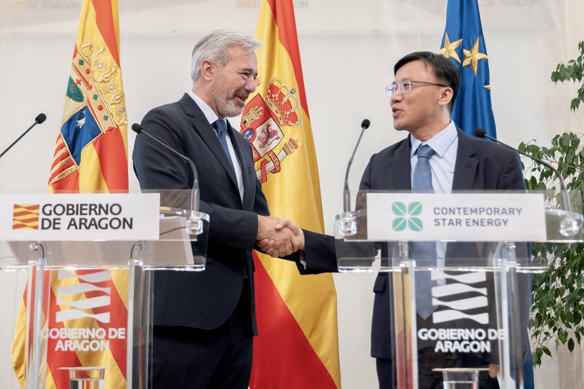 El presidente aragonés, Jorge Azcón, saluda a Andy Wu, director general de CSE, este lunes en el Pignatelli.