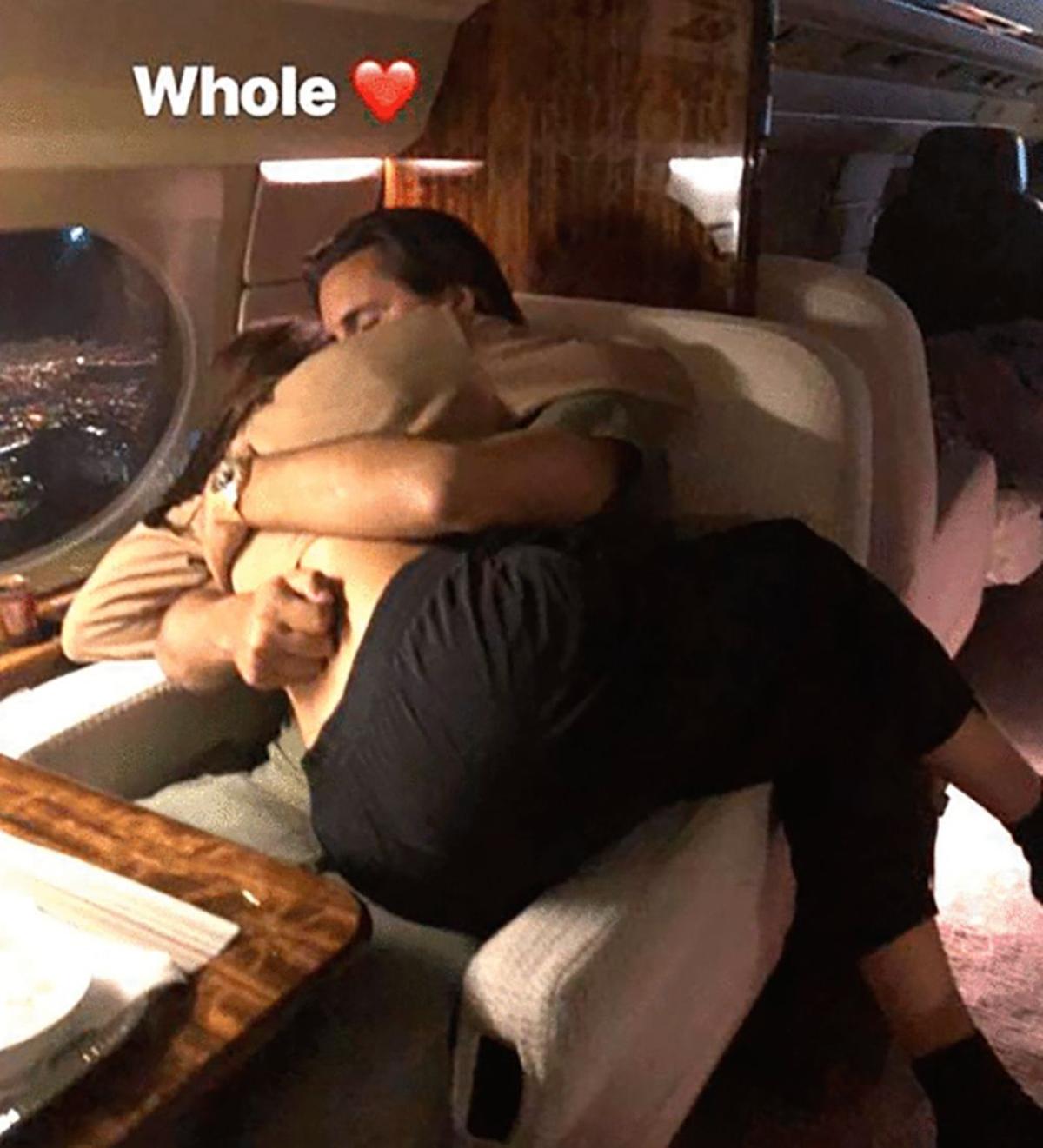 Sofia Richie y Scott Disick se abrazan en un avión