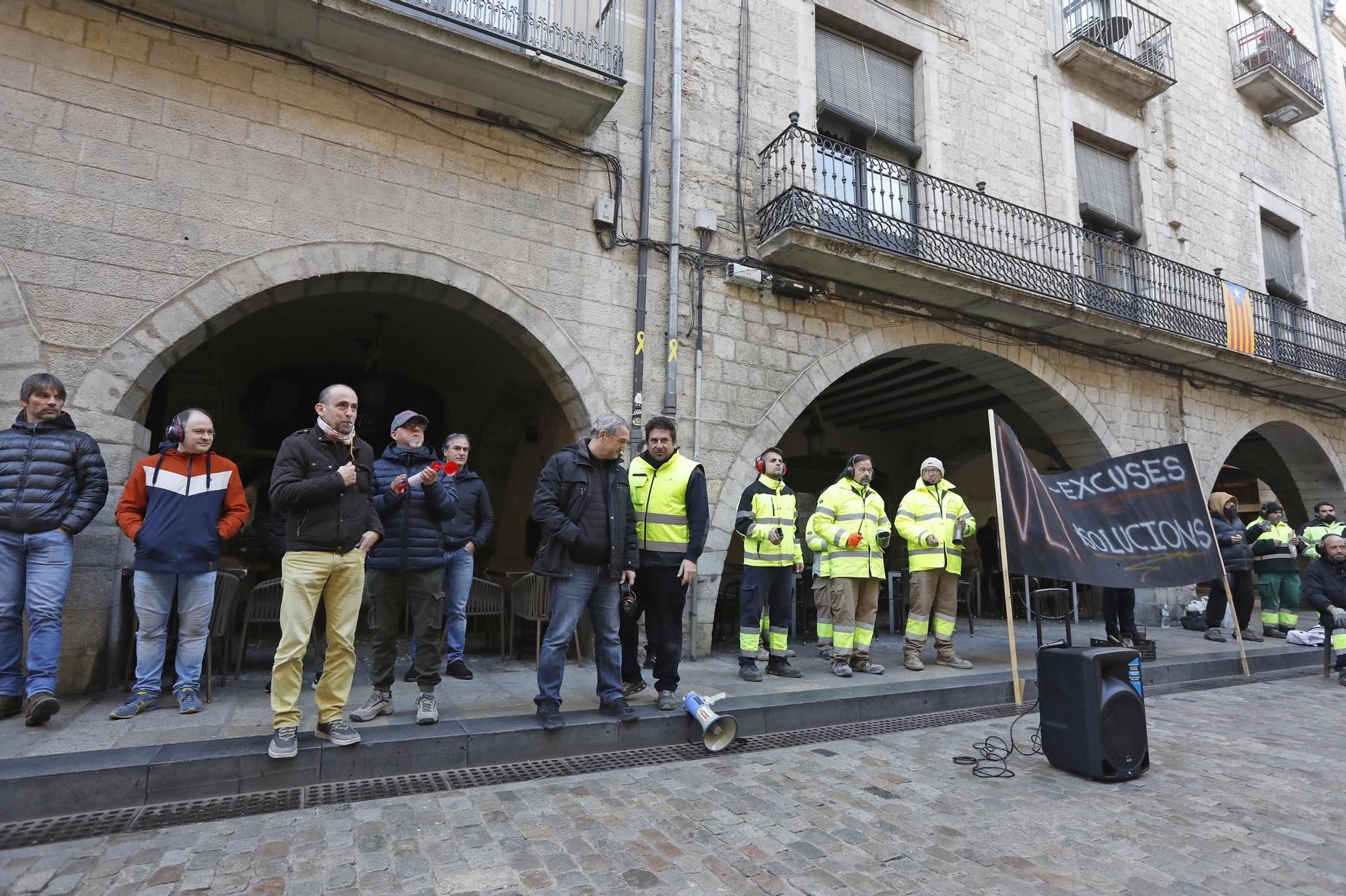 Treballadors municipals de Girona reprenen les mobilitzacions sorolloses a la plaça del Vi