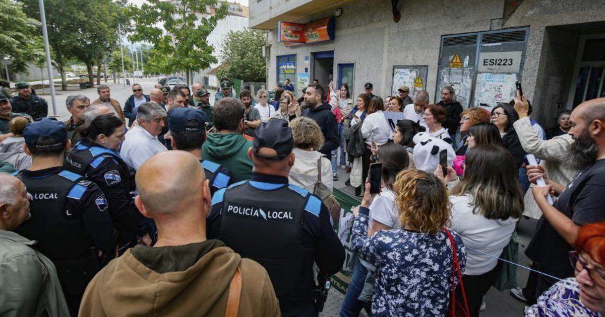 Momento en el que la alcaldesa se acercó a hablar con los manifestantes.