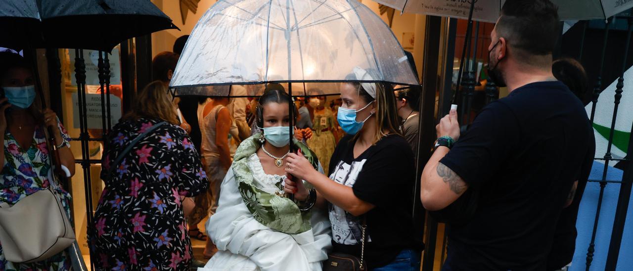 La lluvia irrumpe en la presentación de las candidatas a Falleras Mayores de València 2022