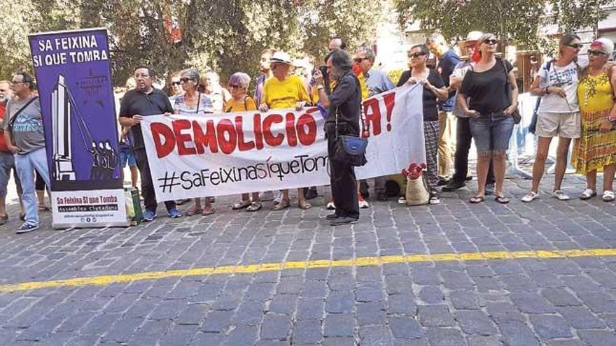 Un momento de la concentración celebrada ayer en Cort.