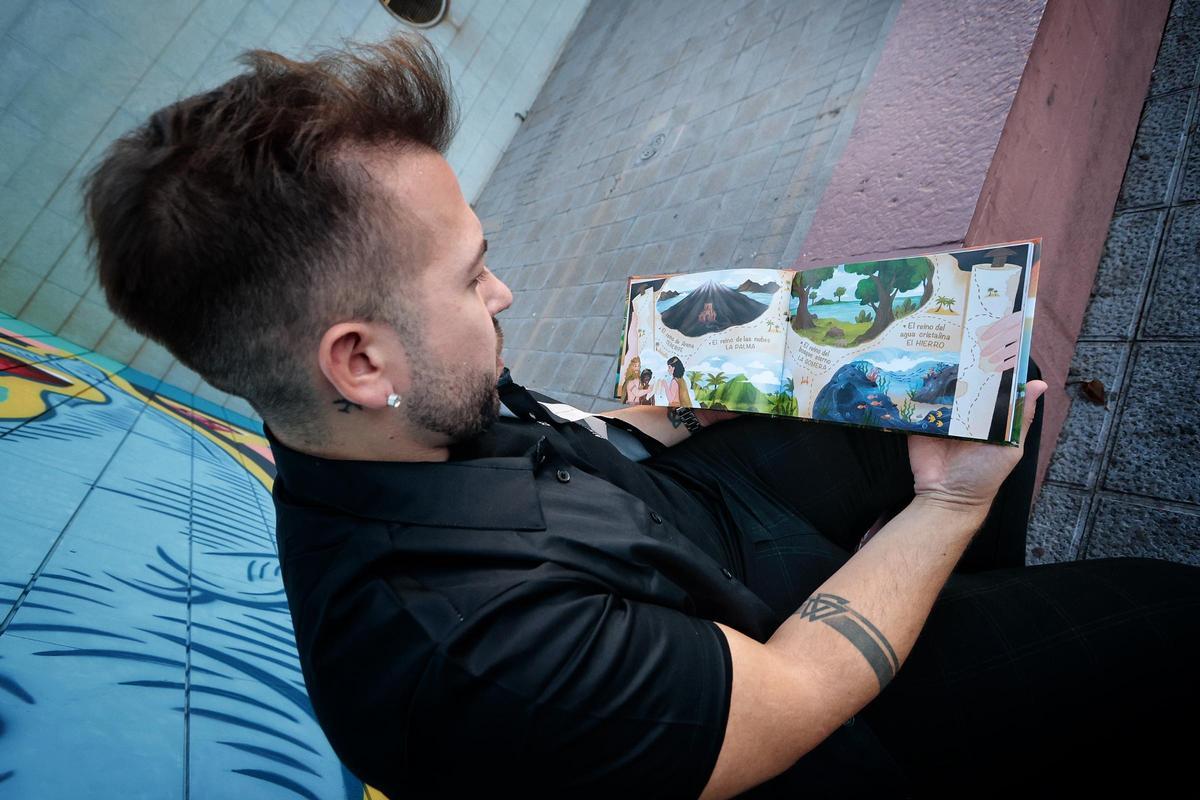 Carlos Benítez muestra el interior de su libro.