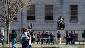 Una jutge bloqueja el veto a Harvard d’admetre estrangers