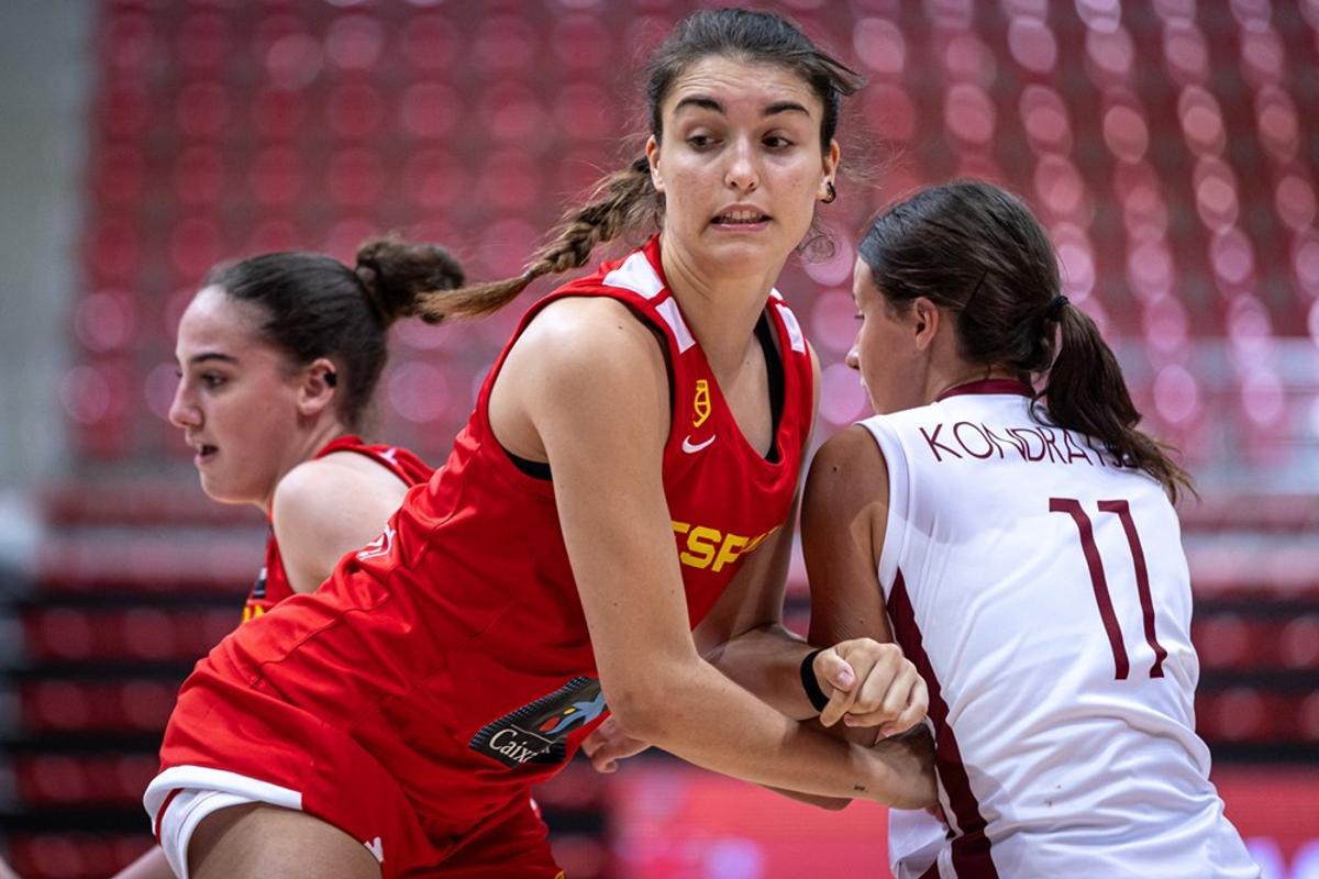 Marina Mata, en una acción en el duelo ante Letonia