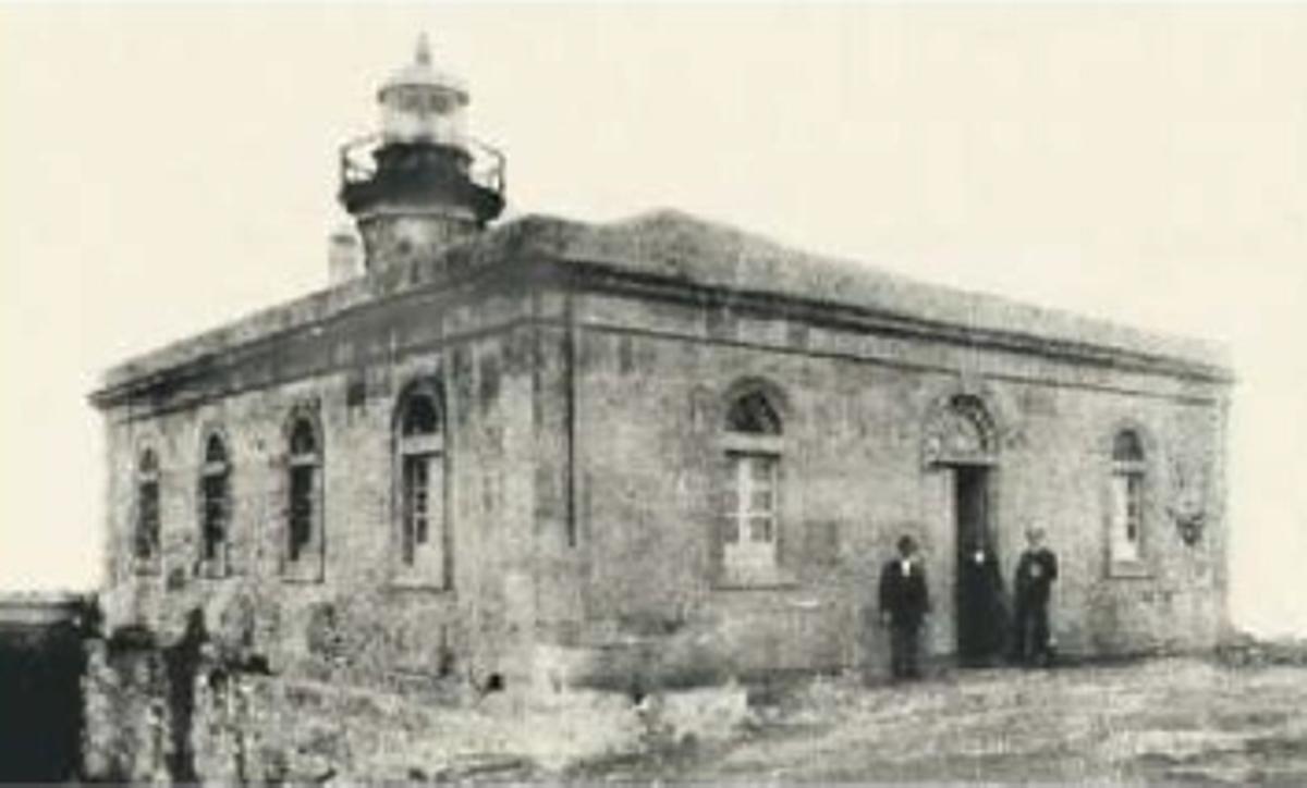 Una fotografía antigua del faro de la isla de Ons en el año 1867.