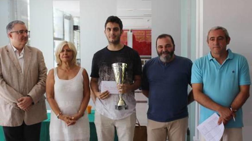 Pablo Cruz recibe el trofeo como campeón del Open A.