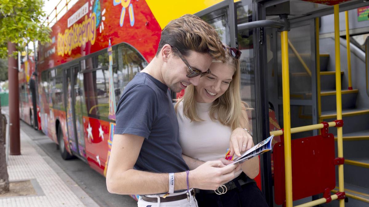 Dos usuarios de City Sightseeing bus tours mirando un mapa