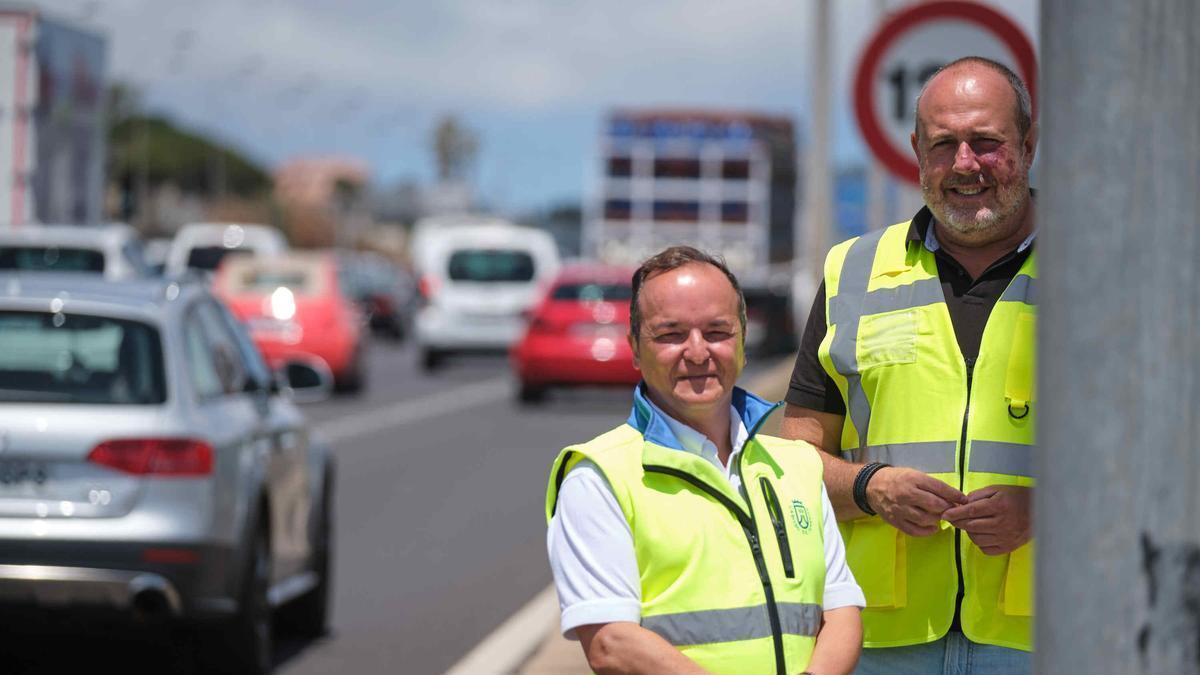 El vicepresidente del Cabildo Enrique Arriaga, a la derecha, y el director insular de Carreteras, Tomás Félix García.