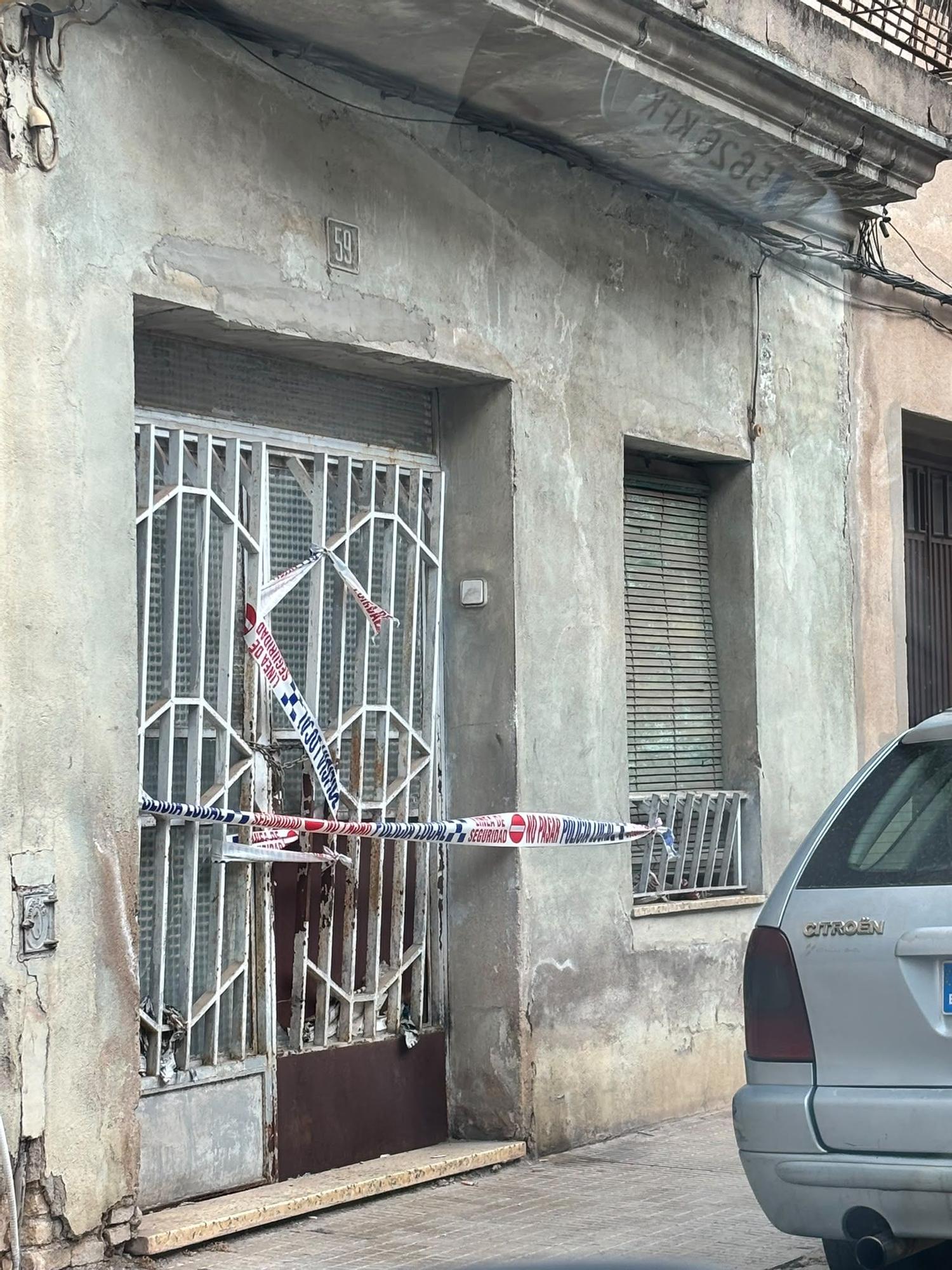 Vista de la entrada precintada a uno de los inmuebles donde se ha frustrado una okupación.