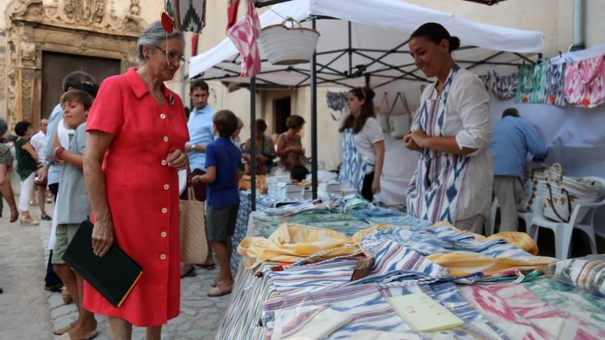 Varios productos artesanales hechos con tela de llengos.